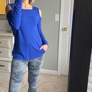 🦄 2/$15 🦄 Sanctuary cold shoulder thermal tee